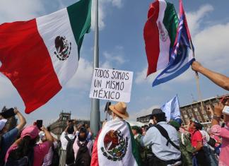 Una persona sostiene un cartel que dice: "Todos somos un mismo México". (AP Foto/Ginnette Riquelme, Archivo)