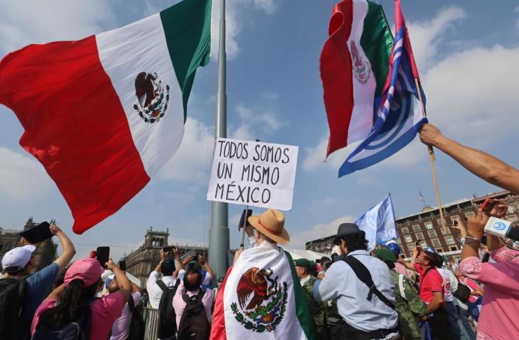 Una persona sostiene un cartel que dice: "Todos somos un mismo México". (AP Foto/Ginnette Riquelme, Archivo)
