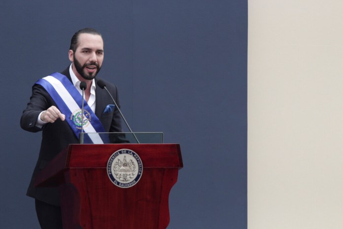 Nayib Bukele pronuncia su discurso en la Plaza Barrios en San Salvador. (Foto AP/Archivo Salvador Meléndez)