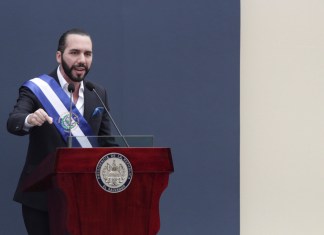 Nayib Bukele pronuncia su discurso en la Plaza Barrios en San Salvador. (Foto AP/Archivo Salvador Meléndez)