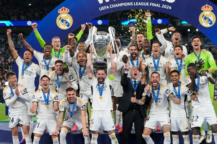Los jugadores del Real Madrid celebran con el trofeo tras ganar la final de la Liga de Campeones entre el Borussia Dortmund y el Real Madrid en el estadio de Wembley en Londres, el sábado 1 de junio de 2024. (Foto AP/Kirsty Wigglesworth)