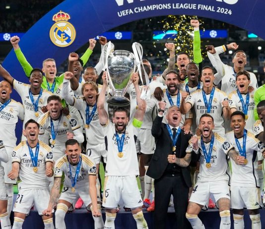 Los jugadores del Real Madrid celebran con el trofeo tras ganar la final de la Liga de Campeones entre el Borussia Dortmund y el Real Madrid en el estadio de Wembley en Londres, el sábado 1 de junio de 2024. (Foto AP/Kirsty Wigglesworth)