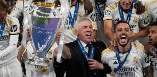 El entrenador del Real Madrid, Carlo Ancelotti, celebra con los jugadores tras ganar el partido. (Foto AP/Frank Augstein)