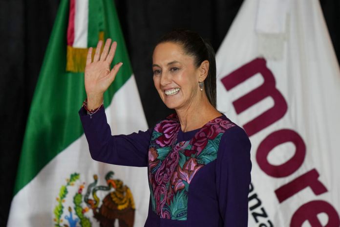 Claudia Sheinbaum, saluda a sus partidarios. Foto AP/Fernando Llano