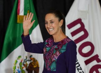 Claudia Sheinbaum, saluda a sus partidarios. Foto AP/Fernando Llano