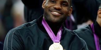 LeBron James celebra con la medalla de oro tras la victoria de Estados Unidos ante España en la final del baloncesto masculino de los Juegos Olímpicos de Londres, el 12 de agosto de 2012. (AP Foto/Charles Krupa)