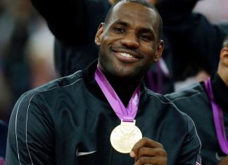 LeBron James celebra con la medalla de oro tras la victoria de Estados Unidos ante España en la final del baloncesto masculino de los Juegos Olímpicos de Londres, el 12 de agosto de 2012. (AP Foto/Charles Krupa)