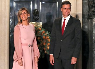 El presidente del gobierno español, Pedro Sánchez, y su esposa, Begoña Gómez, llegan a la residencia oficial del primer ministro británico en Londres, el 3 de diciembre de 2019. Un juez instructor español convocó el martes a la esposa del presidente del gobierno para que declare dentro de una pesquisa sobre acusaciones de que aprovechó su posición para influir en acuerdos de negocios, según indicó el martes una corte en Madrid. (AP Foto/Alastair Grant, Archivo)