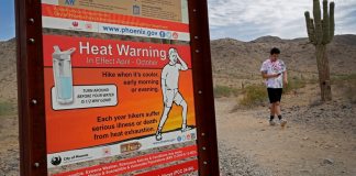 Un caminante termina su caminata matutina en South Mountain Preserve para adelantarse a las altas temperaturas, el 11 de julio de 2019, en Phoenix. (AP Foto/Matt York, Archivo)