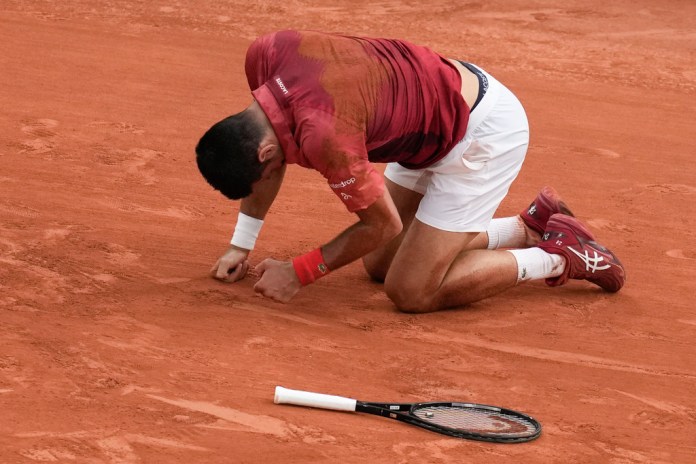 Novak Djokovic tras sufrir una caída durante el partido de cuarta ronda contra Francisco Cerúndolo en el Abierto de Francia, el lunes 3 de junio de 2024, en París. (AP Foto/Christophe Ena)