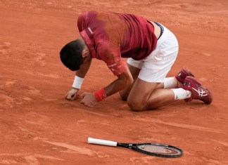 Novak Djokovic tras sufrir una caída durante el partido de cuarta ronda contra Francisco Cerúndolo en el Abierto de Francia, el lunes 3 de junio de 2024, en París. (AP Foto/Christophe Ena)