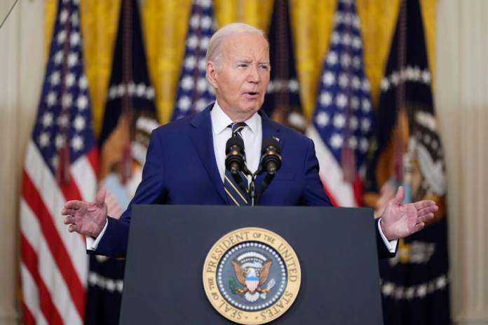 Joe Biden habla sobre una orden ejecutiva en el Salón. (Foto AP/Manuel Balce Ceneta)