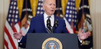 Joe Biden habla sobre una orden ejecutiva en el Salón. (Foto AP/Manuel Balce Ceneta)