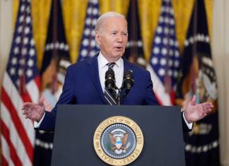 Joe Biden habla sobre una orden ejecutiva en el Salón. (Foto AP/Manuel Balce Ceneta)