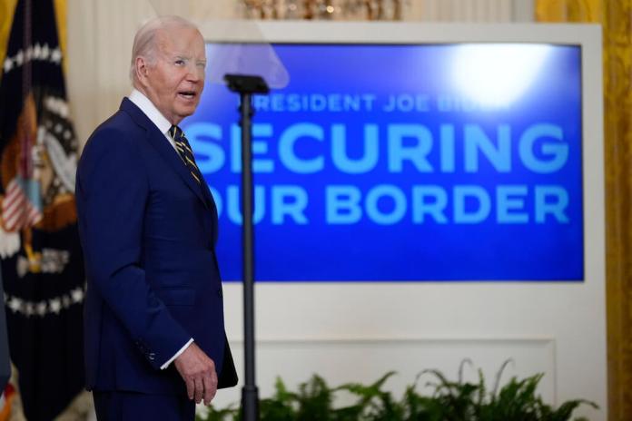Joe Biden se retira después de hablar sobre una orden ejecutiva en el Salón Este de la Casa Blanca. (Foto AP/Manuel Balce Ceneta)