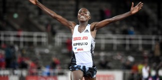 ARCHIVO - El keniano Rhonex Kipruto celebra su victoria en los 10.000 metros masculino en la justa de la Liga Diamante, en Estocolmo, el 30 de mayo de 2019. (Fredrik Sandberg/TT News Agency vía AP)