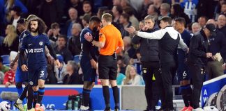 El árbitro Michael Salisbury (centro a la derecha) ordena a Reece James de Chelsea apartarse tras una revisión del VAR durante el partido contra Brighton en la Liga Premier, el 15 de mayo de 2024. (Adam Davy/PA vía AP)