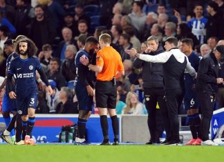 El árbitro Michael Salisbury (centro a la derecha) ordena a Reece James de Chelsea apartarse tras una revisión del VAR durante el partido contra Brighton en la Liga Premier, el 15 de mayo de 2024. (Adam Davy/PA vía AP)