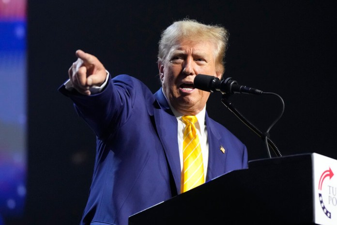 Donald Trump habla en un mitin de campaña. (Foto AP/Rick Scuteri)