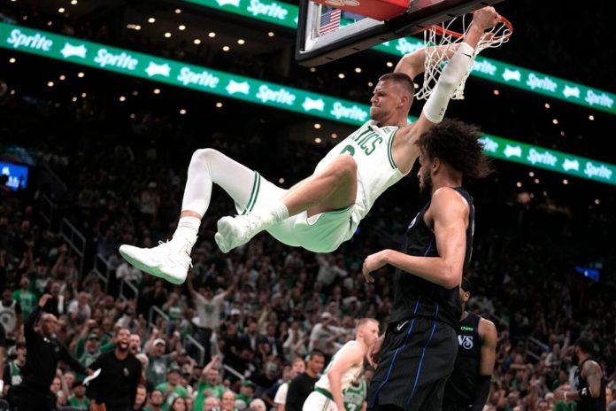 Kristaps Porzingis de los Celtics de Boston clava el balón ante los Mavericks de Dallas en el primer juego de las Finales de la NBA, el jueves 6 de junio de 2024, en Boston. (AP Foto/Charles Krupa)