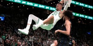 Kristaps Porzingis de los Celtics de Boston clava el balón ante los Mavericks de Dallas en el primer juego de las Finales de la NBA, el jueves 6 de junio de 2024, en Boston. (AP Foto/Charles Krupa)