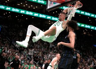 Kristaps Porzingis de los Celtics de Boston clava el balón ante los Mavericks de Dallas en el primer juego de las Finales de la NBA, el jueves 6 de junio de 2024, en Boston. (AP Foto/Charles Krupa)