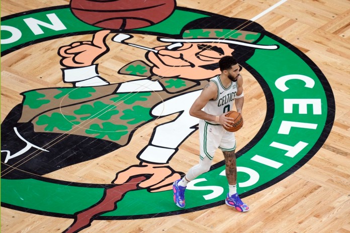 Jayson Tatum (0) de los Boston Celtics sostiene el balón cerca del medio de la cancha durante la segunda mitad del Juego 1 de las Finales de la NBA del equipo de baloncesto contra los Dallas Mavericks el jueves 6 de junio de 2024 en Boston. (AP Photo/Michael Dwyer)