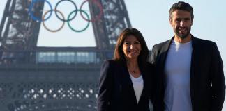 Los cinco anillos de los Juegos Olímpicos brillan sobre l Torre Eiffel. (AP Foto/Michel Euler)