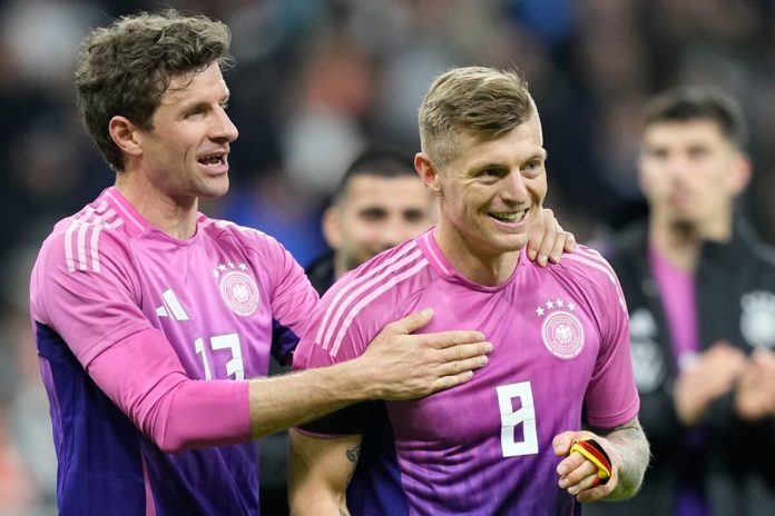 Los jugadores alemanes Thomas Muller (izquierda) y Toni Kroos tras el partido amistoso contra Holanda, el martes 26 de marzo de 2024, en Fráncfort. (AP Foto/Martin Meissner)