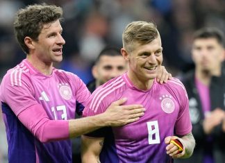 Los jugadores alemanes Thomas Muller (izquierda) y Toni Kroos tras el partido amistoso contra Holanda, el martes 26 de marzo de 2024, en Fráncfort. (AP Foto/Martin Meissner)