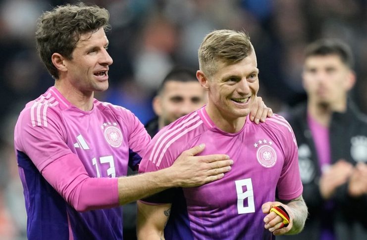 Los jugadores alemanes Thomas Muller (izquierda) y Toni Kroos tras el partido amistoso contra Holanda, el martes 26 de marzo de 2024, en Fráncfort. (AP Foto/Martin Meissner)