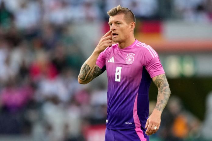 Toni Kroos reacciona durante el partido amistoso. (Foto AP/Martin Meissner)