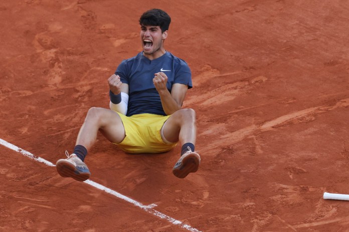 El español Carlos Alcaraz celebra tras ganar la final masculina del Abierto de Francia al vencer al alemán Alxander Zverev el domingo 9 de junio del 2024. (AP Foto/Aurelien Morissard)