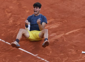 El español Carlos Alcaraz celebra tras ganar la final masculina del Abierto de Francia al vencer al alemán Alxander Zverev el domingo 9 de junio del 2024. (AP Foto/Aurelien Morissard)