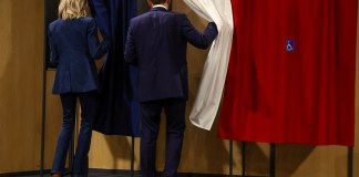 El presidente francés Emmanuel Macron y su esposa Brigitte Macron entran en una cabina de votación durante las elecciones europeas, el domingo 9 de junio de 2024 en Le Touquet-Paris-Plage, al norte de Francia. (Hannah McKay/Pool vía AP)