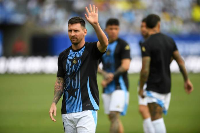 Lionel Messi de Argentina saluda a la multitud. (Foto AP/Paul Beaty)