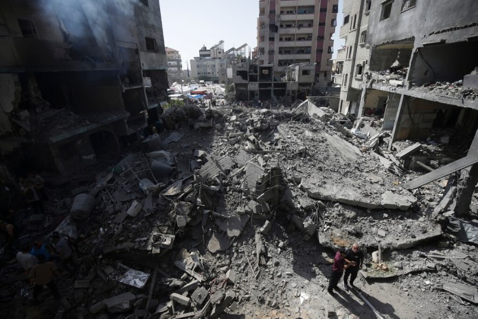 alestinos revisan la destrucción causada por un bombardeo israelí. (AP Foto/Jehad Alshrafi, archivo)