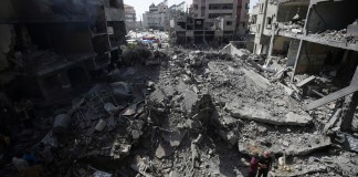 alestinos revisan la destrucción causada por un bombardeo israelí. (AP Foto/Jehad Alshrafi, archivo)