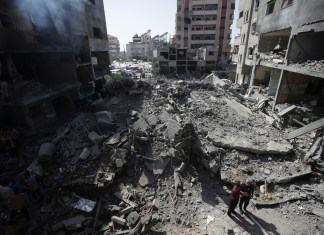 alestinos revisan la destrucción causada por un bombardeo israelí. (AP Foto/Jehad Alshrafi, archivo)
