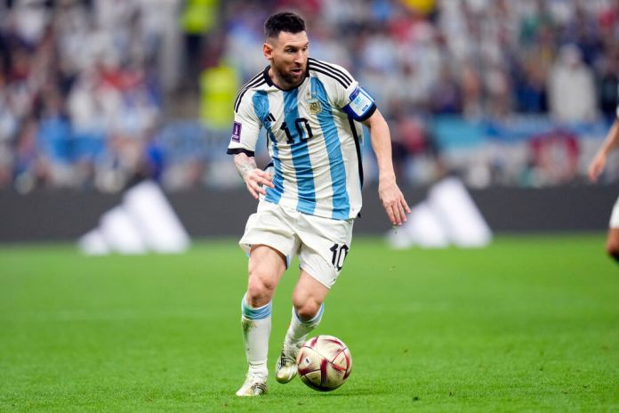 Lionel Messi busca el balón durante la final de la Copa Mundial de fútbol. (Foto AP/Manu Fernández, Archivo)
