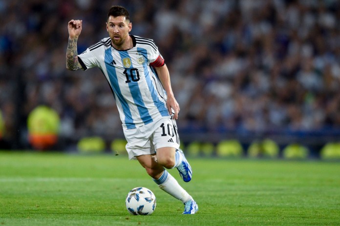 El argentino Lionel Messi controla el balón durante un partido de fútbol de clasificación para la Copa Mundial de la FIFA 2026 . (Foto AP/Gustavo Garello, Archivo)
