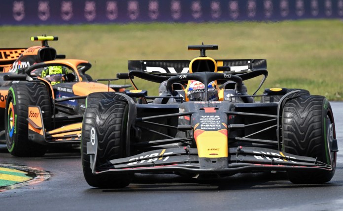 El piloto holandés de Red Bull Max Verstappen sostiene su posición frente al británico de McLaren Lando Norris en el Gran Premio de Canadá el domingo 9 de junio del 2024. (Graham Hughes/The Canadian Press via AP)