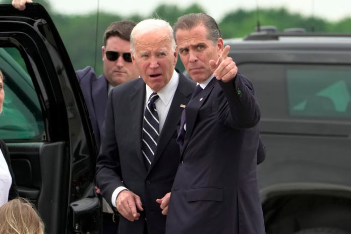 El presidente Joe Biden habla con su hijo Hunter Biden. (Foto AP/Manuel Balce Ceneta)