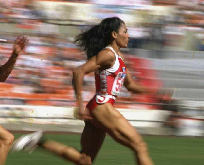 ARCHIVO - La velocista estadounidense Florence Griffith Joyner, de Los Ángeles, alcanza el récord mundial en la semifinal de los 200 metros planos femeninos de los Juegos Olímpicos en Seúl, el jueves 29 de septiembre de 1988. Foto: AP/Lennox McLendon