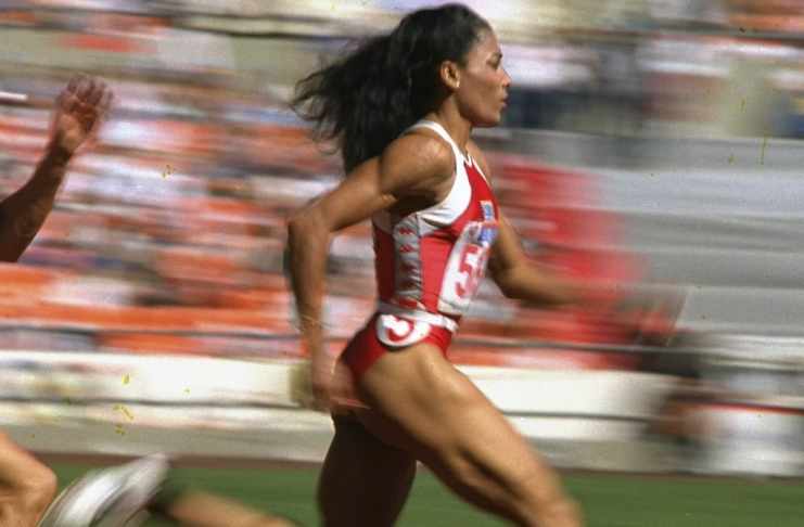 ARCHIVO - La velocista estadounidense Florence Griffith Joyner, de Los Ángeles, alcanza el récord mundial en la semifinal de los 200 metros planos femeninos de los Juegos Olímpicos en Seúl, el jueves 29 de septiembre de 1988. Foto: AP/Lennox McLendon