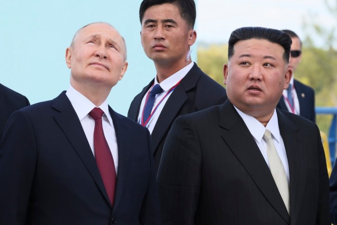 el presidente de Rusia, Vladímir Putin (izquierda), y el líder de Corea del Norte, Kim Jong Un, examinan una plataforma de lanzamiento de cohetes Soyuz durante un encuentro en el cosmódromo Vostochny, a las afueras de la ciudad de Tsiolkovsky, en la región rusa de Amur, en el extremo oriente del país, el 13 de septiembre de 2023. (Mikhail Metzel, Sputnik, Kremlin Pool Foto vía AP, archivo
