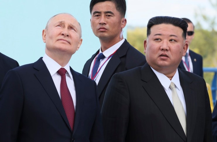 el presidente de Rusia, Vladímir Putin (izquierda), y el líder de Corea del Norte, Kim Jong Un, examinan una plataforma de lanzamiento de cohetes Soyuz durante un encuentro en el cosmódromo Vostochny, a las afueras de la ciudad de Tsiolkovsky, en la región rusa de Amur, en el extremo oriente del país, el 13 de septiembre de 2023. (Mikhail Metzel, Sputnik, Kremlin Pool Foto vía AP, archivo
