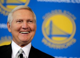 Jerry West sonríe tras tras ser presentado como nuevo miembro de la junta directiva de los Warriors de Golden State. (AP Foto/Eric Risberg)