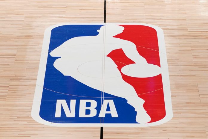 El logo de la NBA en una cancha de Lake Buena Vista, Florida. (AP Foto/Ashley Landis, Pool)