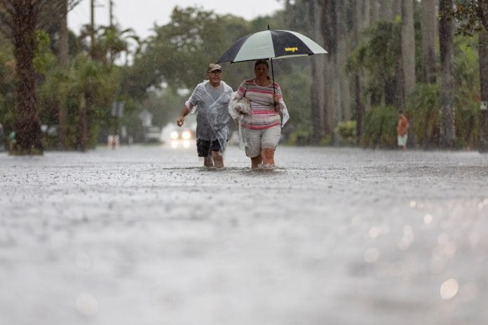 Fuertes lluvias inundan el vecindario el miércoles 12 de junio de 2024 en Hollywood, Florida. (Matías J. Ocner/Miami Herald vía AP)